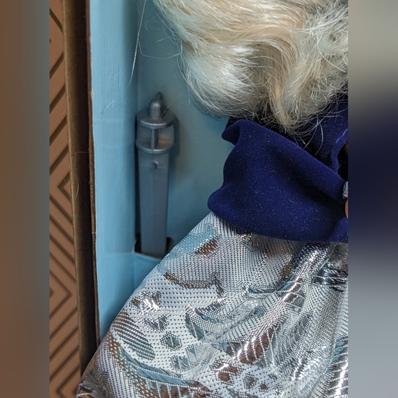 Vintage Avon Winter Velvet Barbie 1995 Rare Very Hard To Find Mattel Unique Rare - Picture 7 of 11